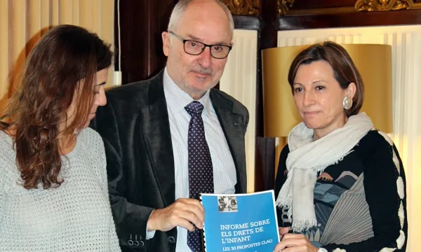 Rafael Ribó i Maria Jesús Larios entregant l'Informe a Carme Forcadell. Font: web parlament.cat