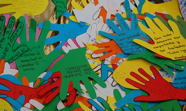 Mans retallades amb missatges simbòlics. Font: Oficina Regional de Educación, Flickr