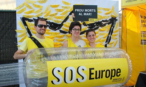 Activistes d'Amnistia Internacional durant la campanya #SOSEurope. Font: AI, Flickr