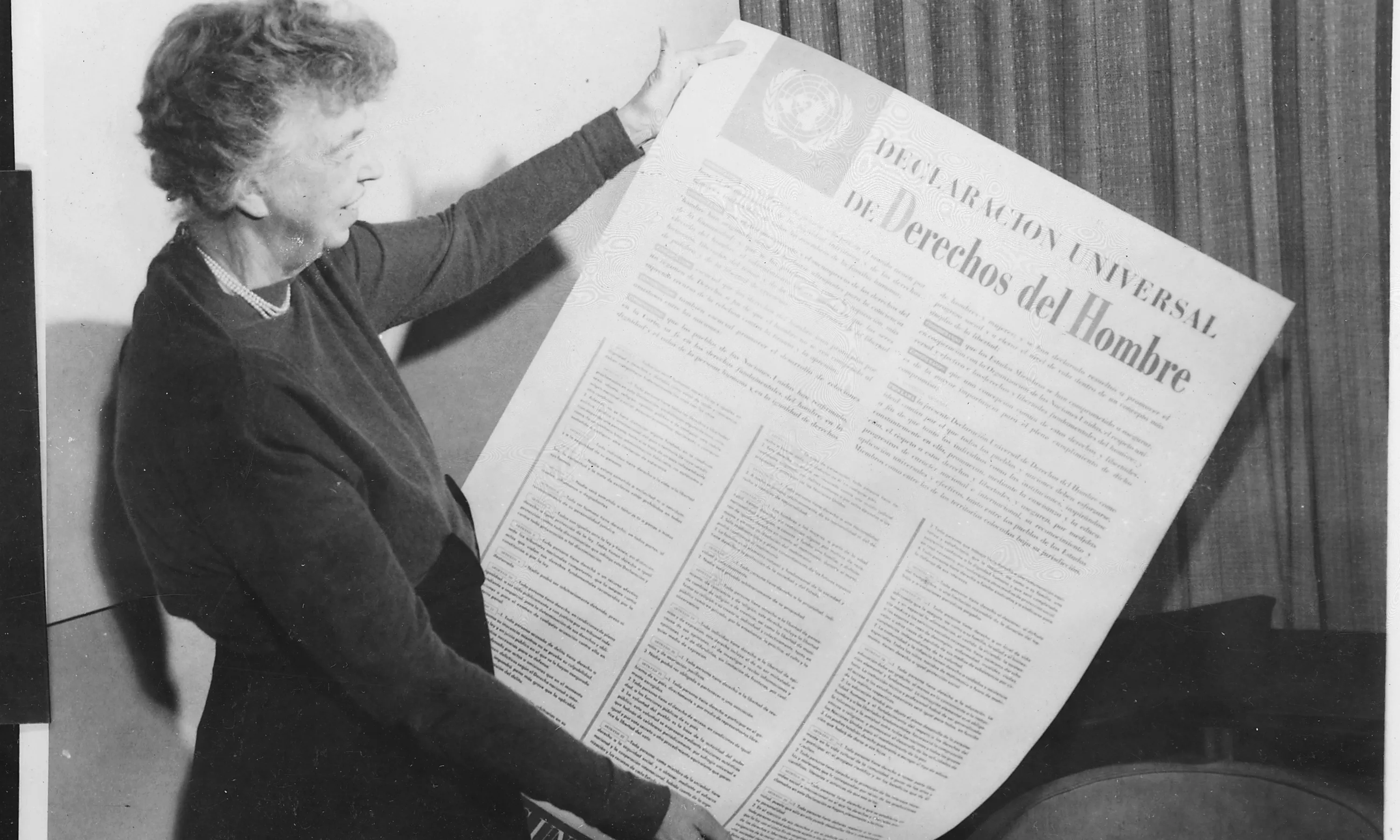 Eleanor Roosvlet amb la Declaració Universal dels Drets Humans a Espanya. Font: Wikimedia