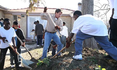 Voluntariat al món. Font: John Edwards, Flickr 