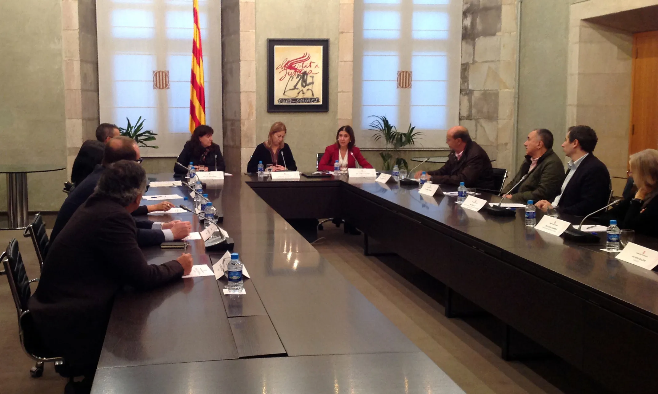 Imatge de la vicepresidenta amb els signants del codi de bones pràctiques . Font: web gencat.cat