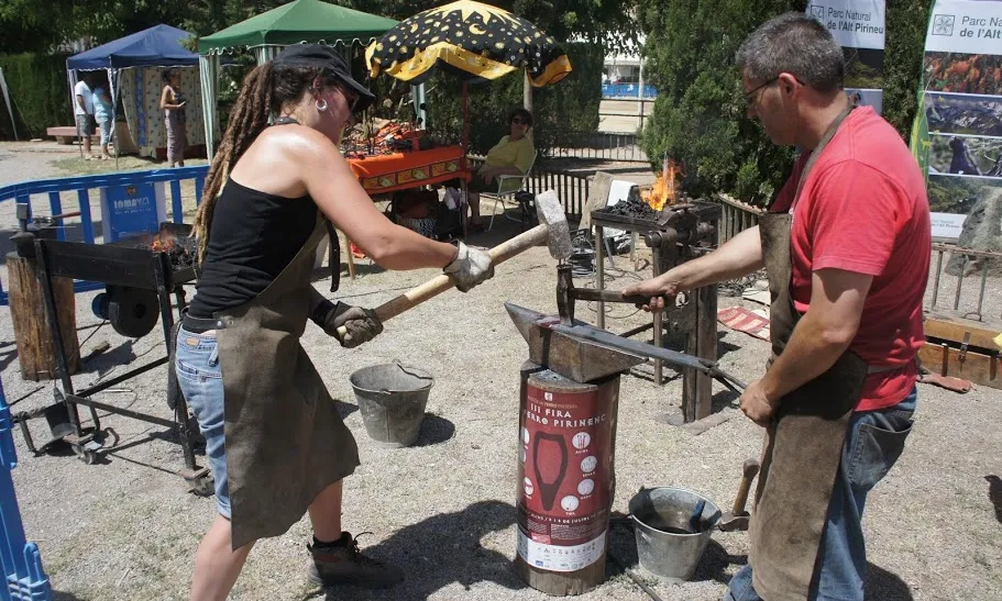 Traballant la forja a la Fira del Ferro