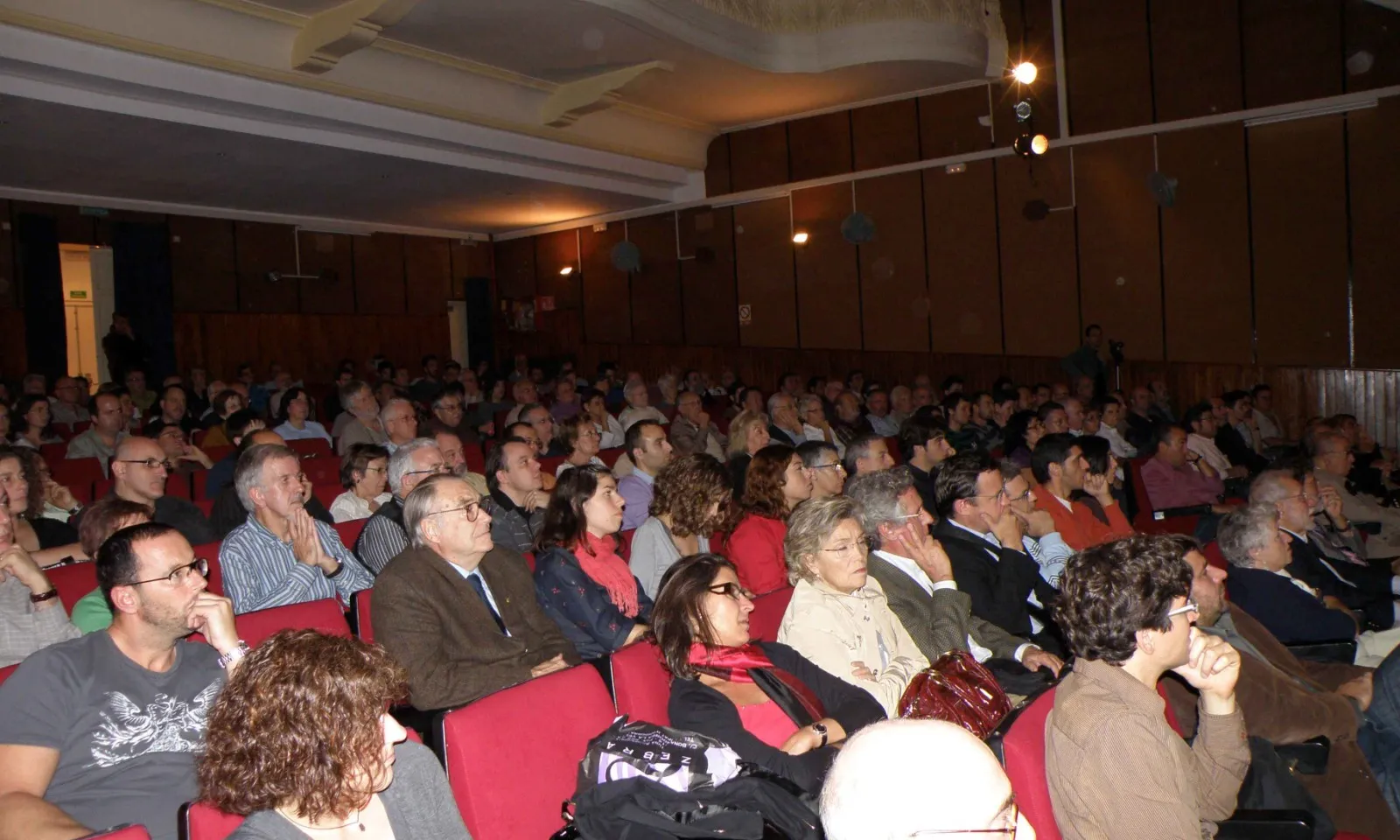  Públic al Teatre dels Lluïsos d'Horta.
