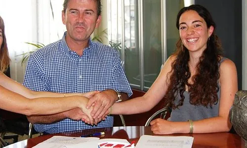 L'encaixada de mà que simbolitza l'acord de custòdia entre Paisatges Vius i l'Ajuntament de l'Ametlla per la recuperació del samaruc (Imatge:Paisatges Vius)