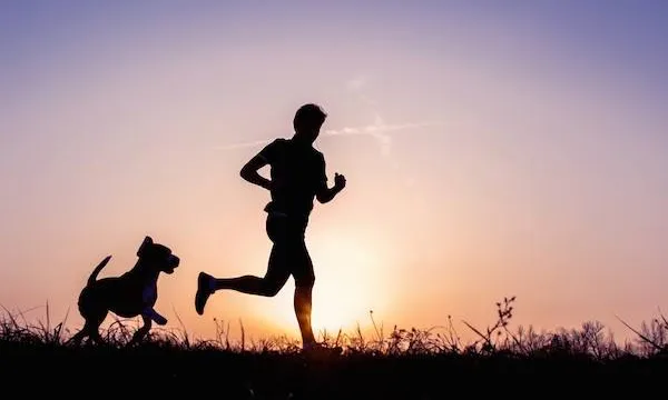 Imatge atleta i gos. Font: V Sport