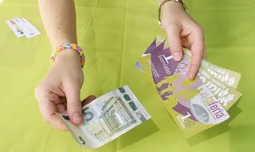 A moltes fires d'economia social es fan servir també monedes alternatives. En aquest cas, el boniato de la de Madrid