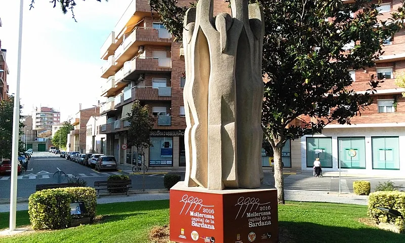 Monument a Mollerussa commemorant la seva capitalitat de la sardana per al 2016.