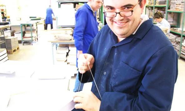 Noi amb discapacitat realizant un taller ocupacional. Font Topromi