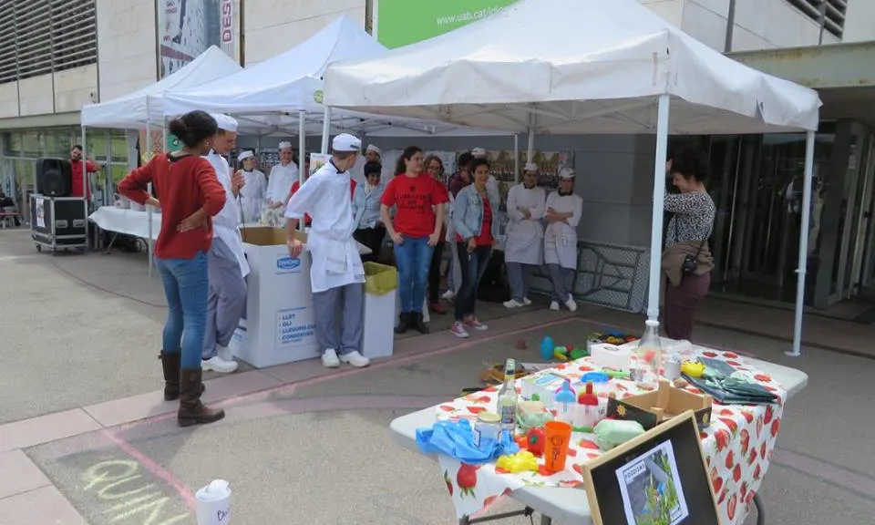 Estands del Dinar Contra el Malbaratament Alimentari a la Plaça Cívica de la UAB (Font: FAS)