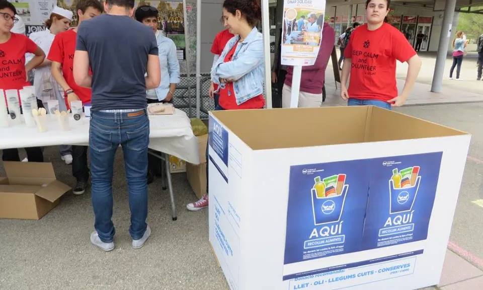 Voluntàries del grup d'acció Menja Just de la FAS van recollir els aliments de Mercavallès i van repartir els plats entre les persones assistents (Font: FAS)