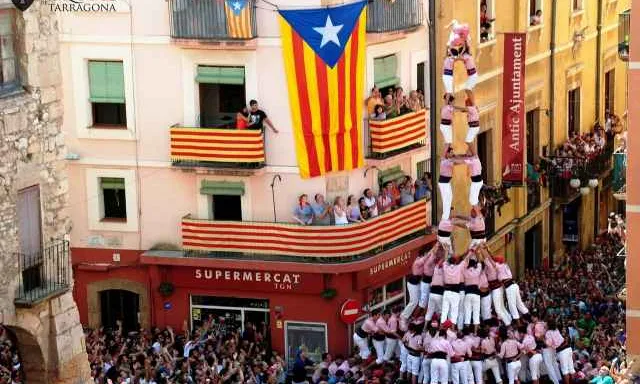 Castell de 2 de 9 amb folre dels Xiquets de Tarragona durant la Festa major de Sant Magi del 2014. Font: Xiquets de Tarragona
