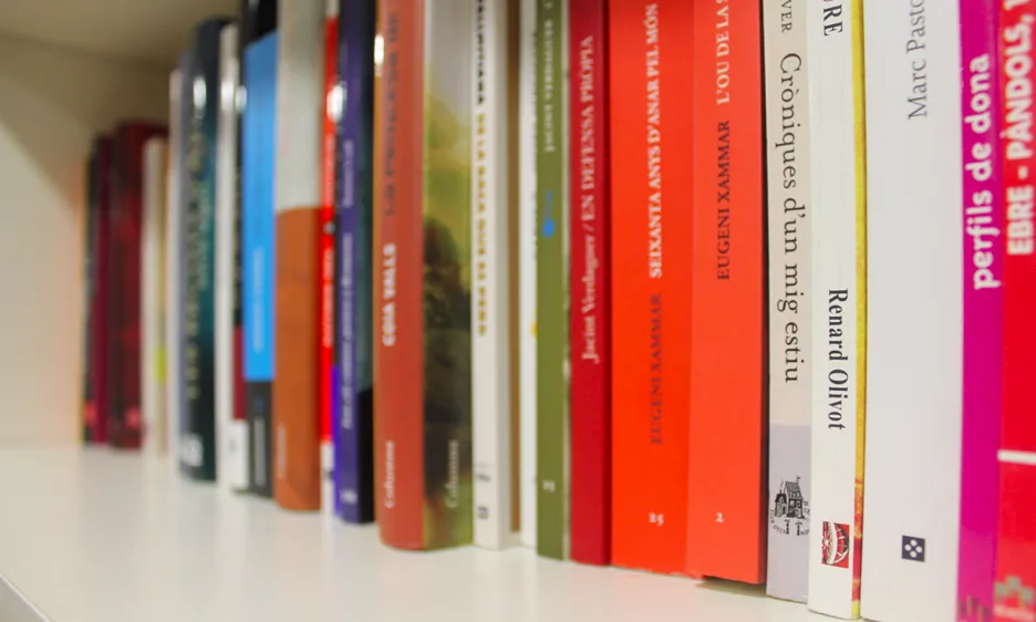 Llom dels llibres disponibles a La Sirga, la llibreria de la Barraqueta de Gràcia / Font: Barraqueta de Gràcia