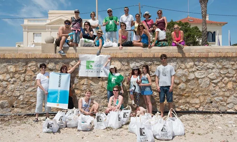 El grup de voluntariat ambiental del Posidonia Festival a Sitges durant la passadaedició (imatge: PosidoniaGreenFestival.com)