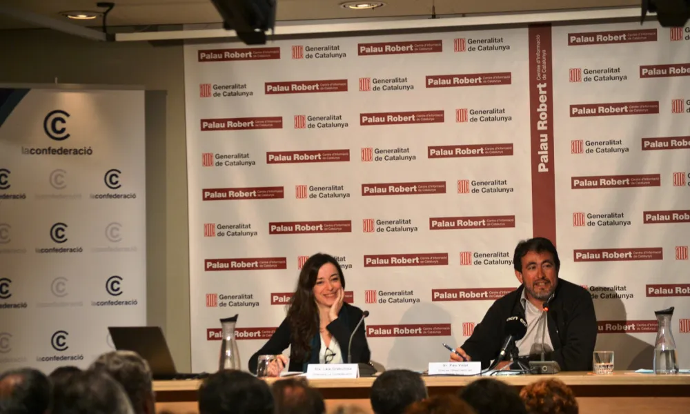 Laia Grabulosa, directora de La Confederació, i Pau Vidal, coordinador de l'Observatori del Tercer Sector, durant la presentació de l'Anuari. Font: La Confederació