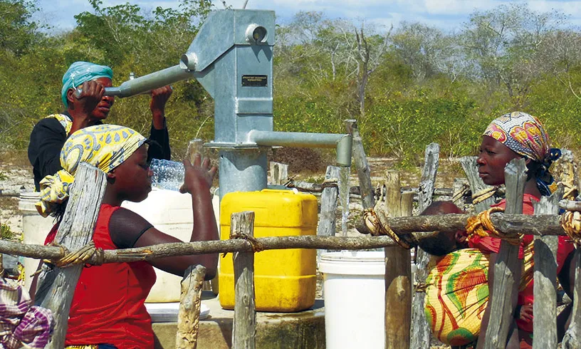 Dones africanes extraient aigua d'un pou (Font: ESF)