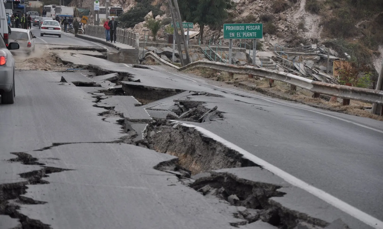 Carretera destrossada després d'un sisme. Font: Youtube