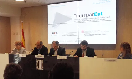 Taula de persones ponents a l'acte de presentació de TransparENT del dia 7 d'abril