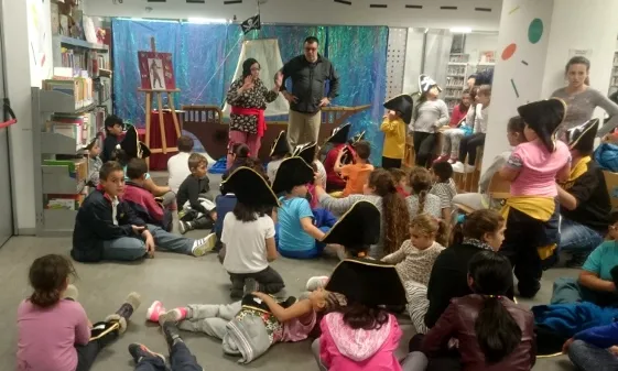 Activitat a la Biblioteca Font de La Mina amb la participació d'infants del Centre Obert PES La Mina