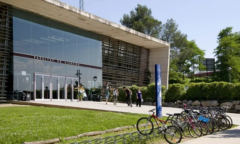 Campus de la UdG, amb espai per a les bicicletes. Gràcies a la promoció de formes de mobilitat més sostenibles, s'ha passat del 45% d'ús del vehicle privat l'any 2000 al 25% actual (Font: UdG)