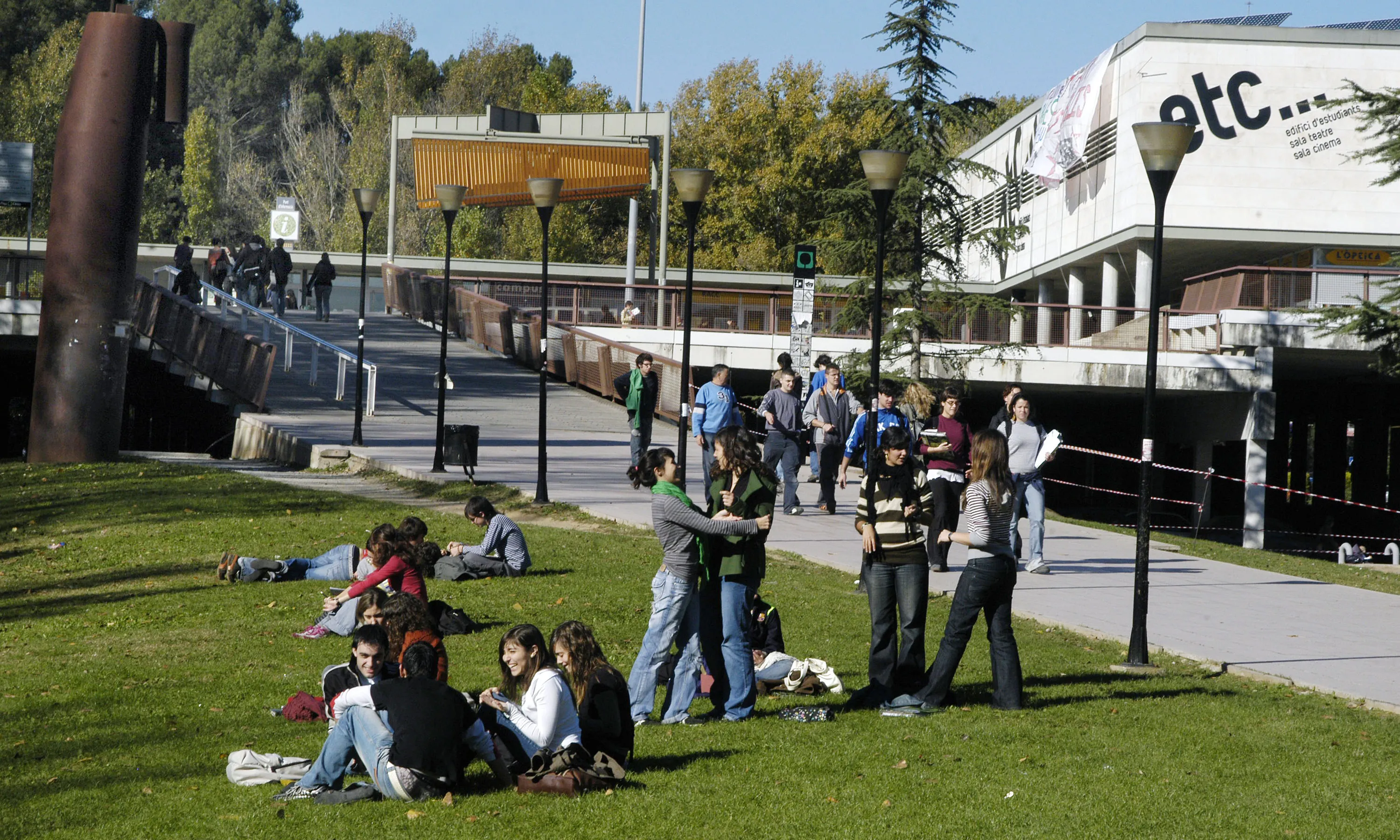 Campus de la UAB a Cerdanyola, caracteritzat per l'abundància de gespa, arbres i animals (Font: UAB)