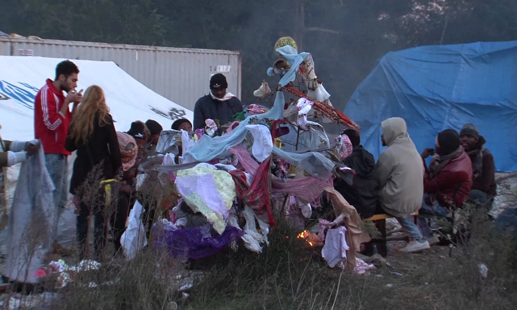 Grup de persones al campament de refugiats d'Idomeni (Font: flickr.com)