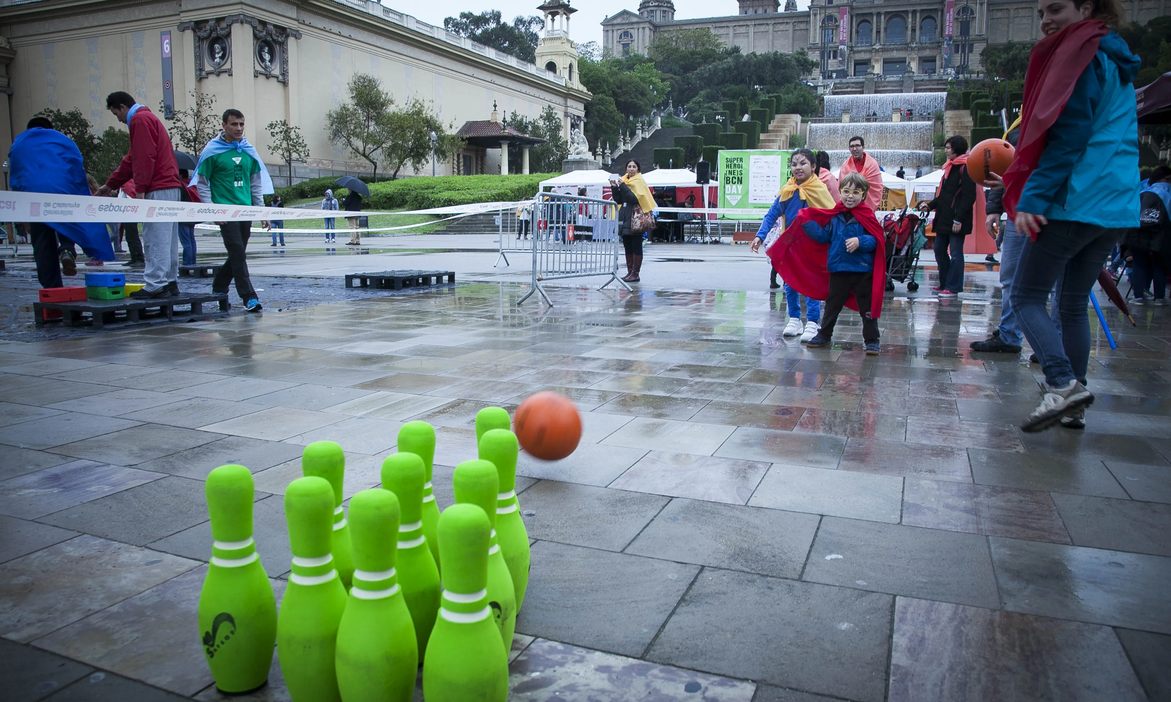 Jugant a bitlles a la prova d'Iniciatives Solidàries