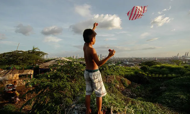 Infant jugant a les Filipines. Font: Asian Development Bank, Flickr