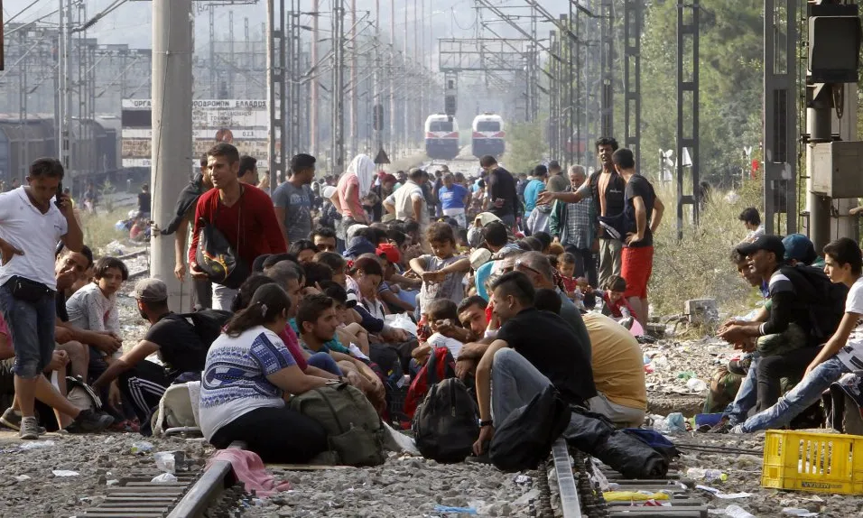 Persones refugiades a la via del tren. Font: El País