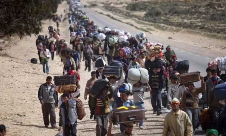 Persones refugiades caminant. Font: Religión digital