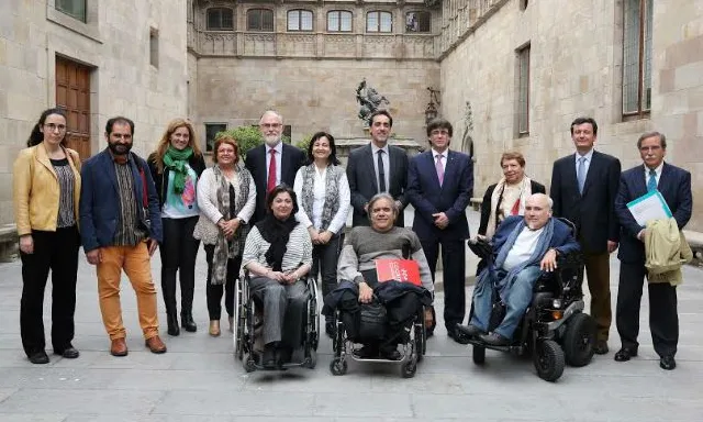 Fotografia de grup dels representants del Comitè Català de Representants de Persones amb Discapacitat (Cocarmi) i el president de la Generalitat, Carles Puigdemont. (Font: acn)