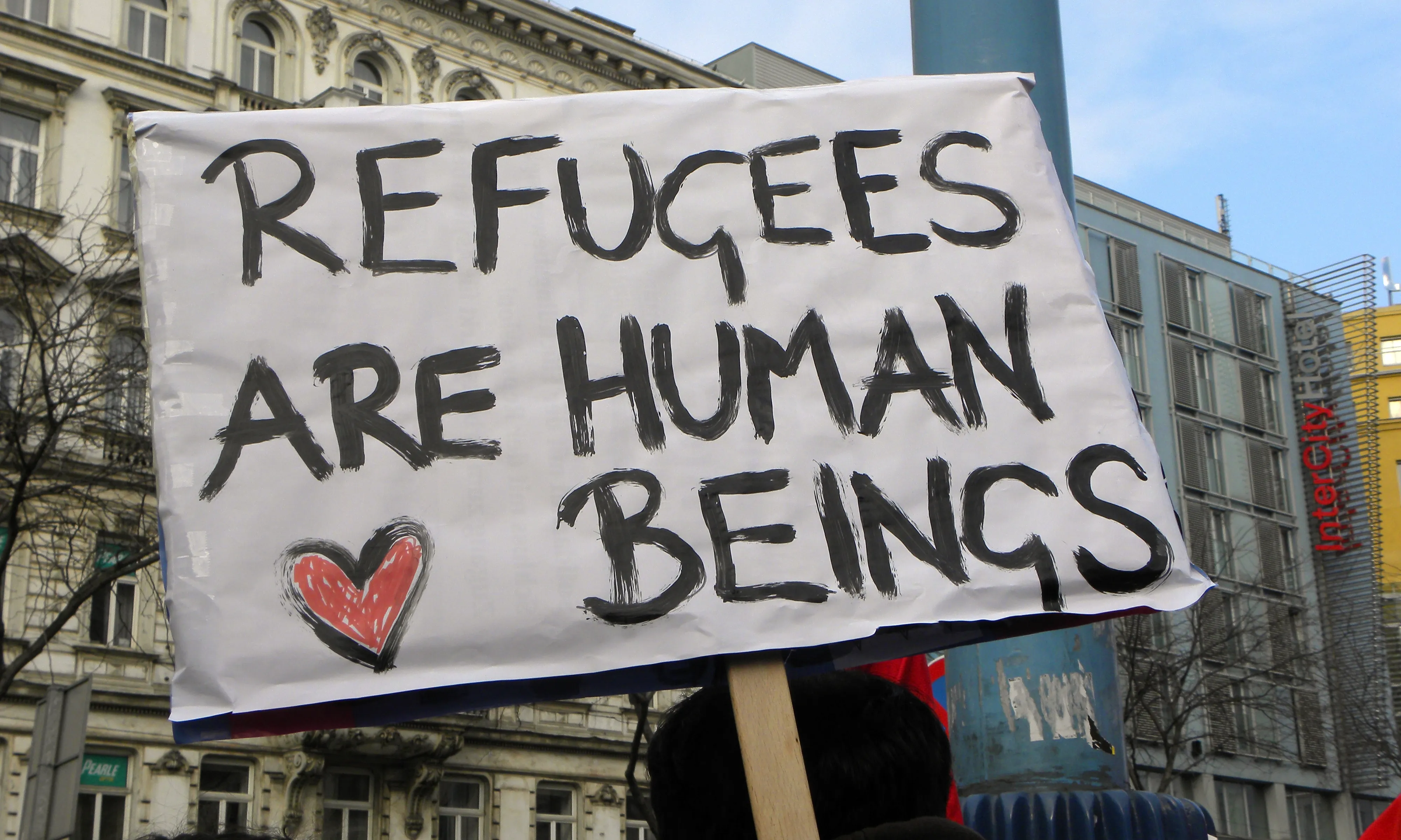 Pancarta en una manifestació pels refugiats. Font: Wikimedia