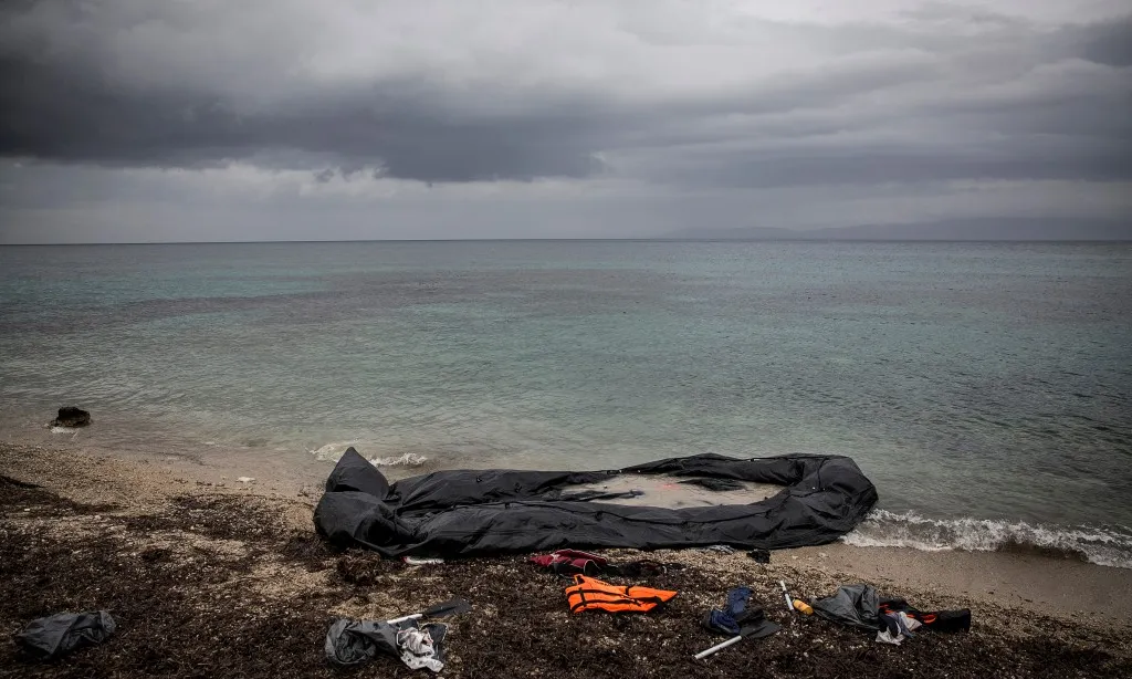 Platja amb una balsa desinflada. Font: Olmo Calvo.CEAR