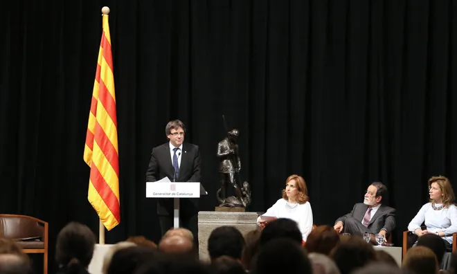 La taula de debat de l'acte, amb el president Puigdemont, el conseller Rull, el doctor Ramón Folch, Alba Cabañas,  Marc Vilahur  i  els dos joves Alba i Nacho del projecte Tinguem cura del Planeta (imatge: govern.cat)