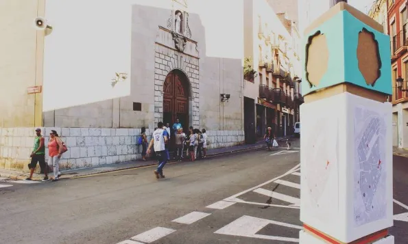Tòtems de senyalització d'edificis de les visites guiades 2015 (font: @espaisocults).