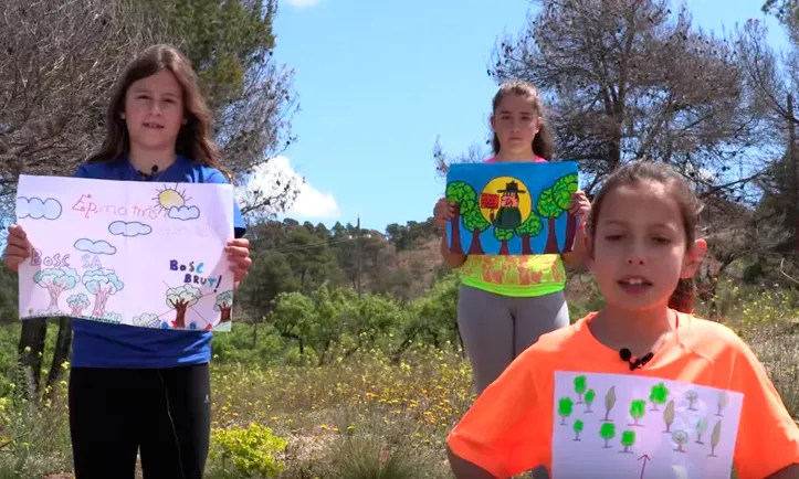 Nenes de l'escola mostren els pòsters que han elaborat per la campanya / Font: ZER Maians