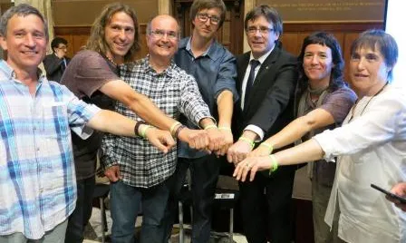 Representants del Grup de Natura Freixe, l'Associació Mediambiental La Sínia, la Fundació Emys, la Xarxa de Custòdia del Territori amb  el president Carles Puigdemont. (imatge:setmananatura.cat)