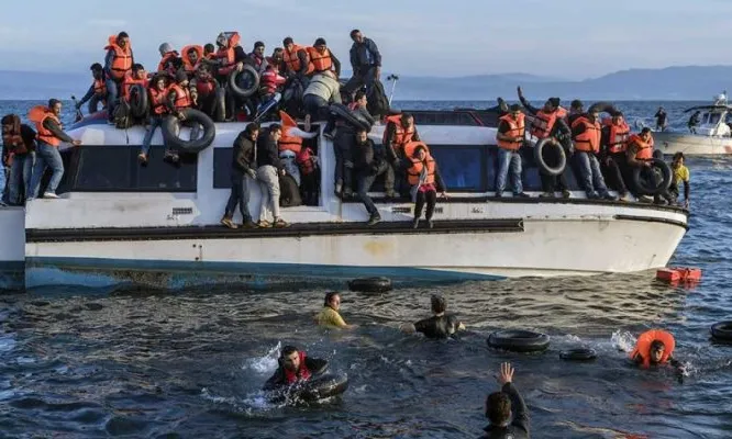 Refugians sirians arribant a les costes gregues. Autor desconegut. Fotografia obtinguda de la pàgina Open MIgratrion.