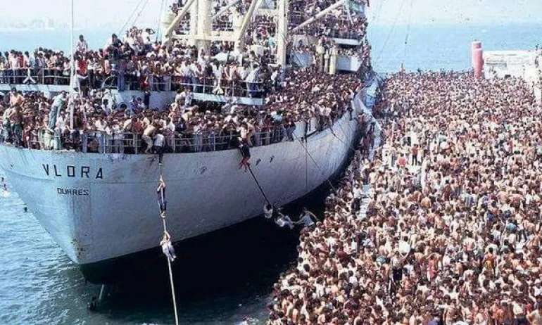 Persones refugiades pujant a un vaixell. Font: LIT-CI