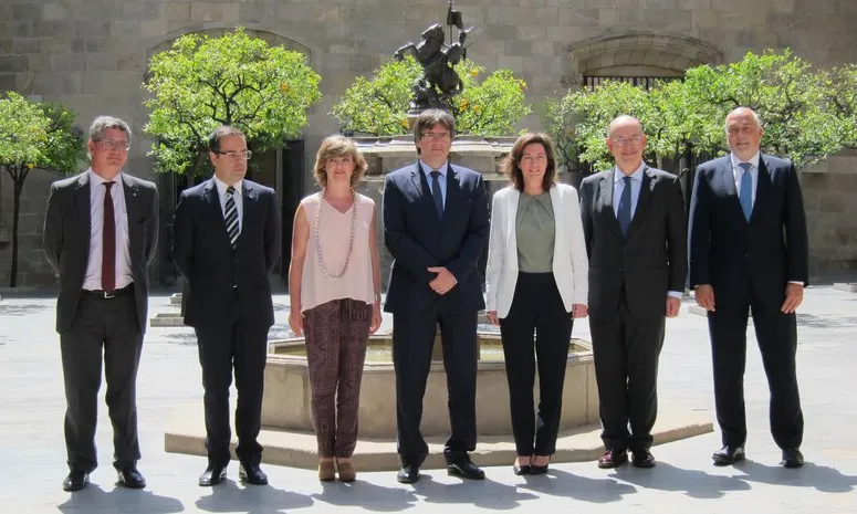 El president Puigdemont amb la directora general de BBVA, Cristina de Parias i altres representants de la Generalitat. Foto: El Punt Avui. 