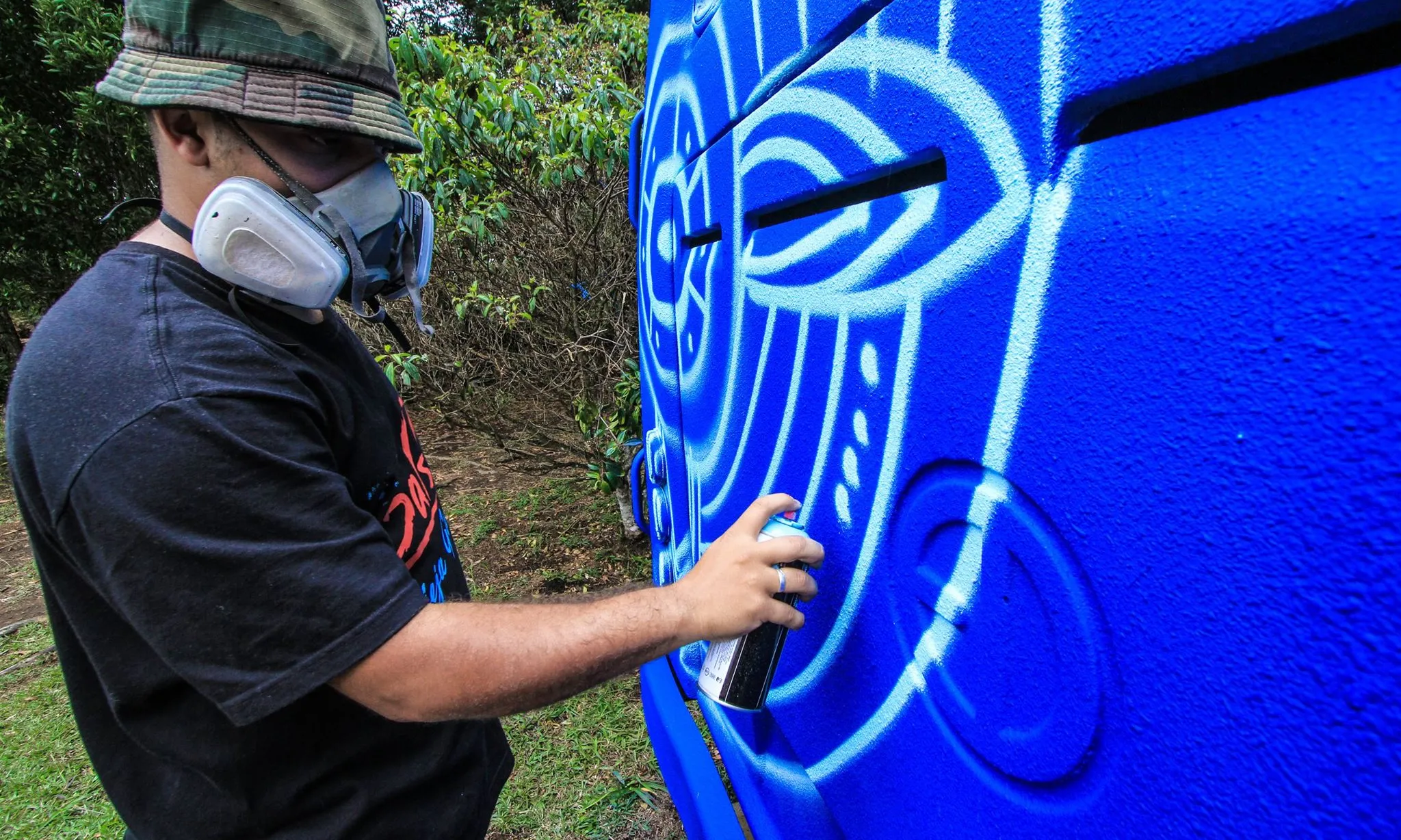 Jove de la Comuna 13 pintant un autobús. Font: Facebook
