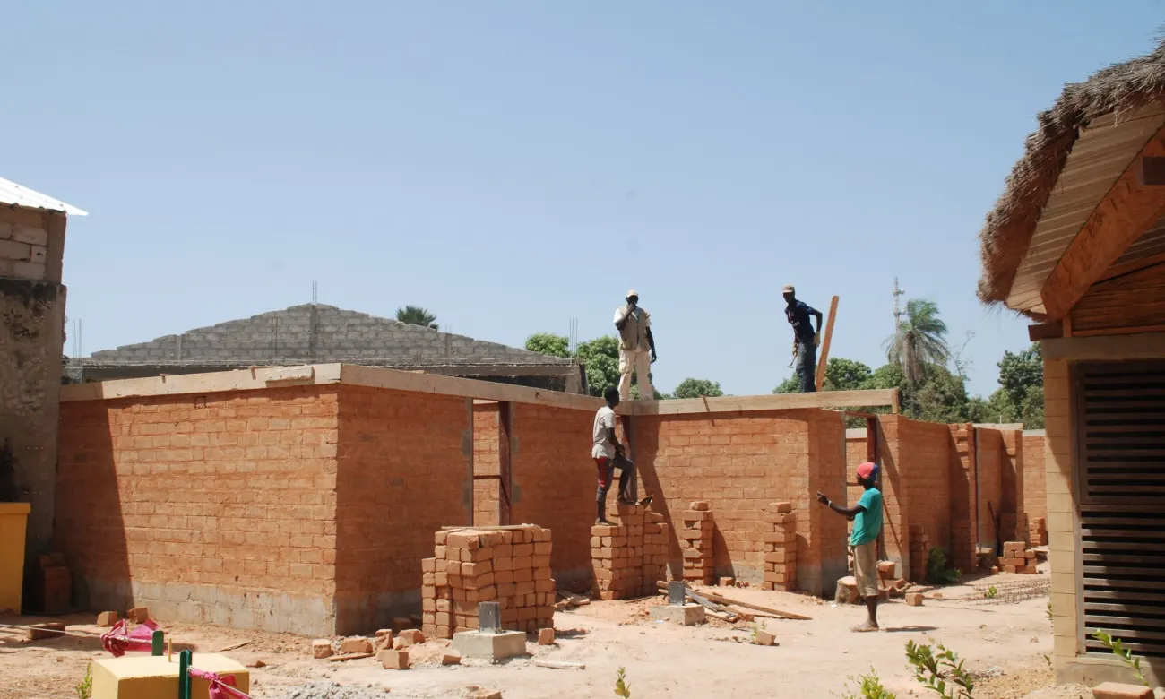 El col·lectiu d'arquitectura Base-A va impulsar durant el 2015 un projecte per construir un centre de formació a Thionk Essyl, al Senegal (Font: CCD UPC)
