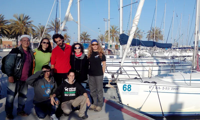 El grup de voluntaris i voluntàries ambientals de l'Associació Cetàcea, Depana i Acoio que van participar a la sortida del 15 de maig (imatge: associaciocetacea.org)
