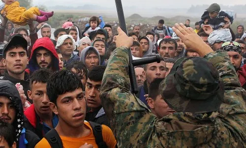 Persones refugiades esperen poder entrar a Europa. Font: http://www.caritas.eu/