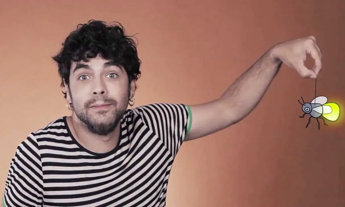 Alguer Miquel, cantant de Txarango col·labora al vídeo d'Eticom. Foto: https://www.youtube.com/watch?v=_1-PGocP0RA