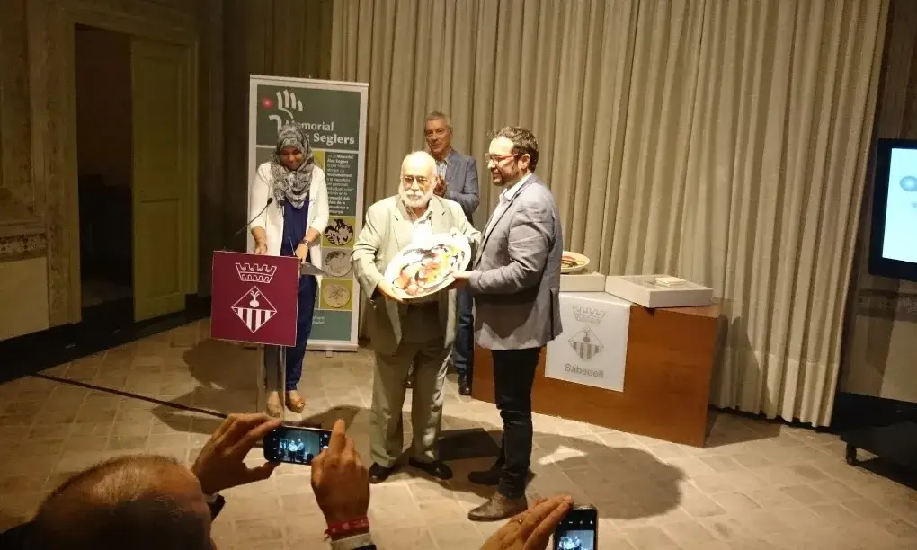 Arcadi Oliveres en el moment de rebre el guardó. Font: Twitter