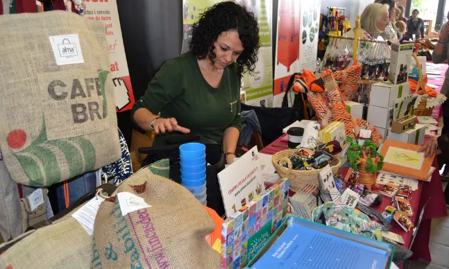 Qui visiti El Mercat Social de Voluntaris.cat a la FESC descobrirà idees per fer regals amb gran valor