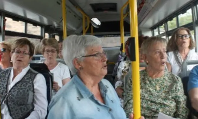 Una coral cantant al bus. Font: CONFAVC
