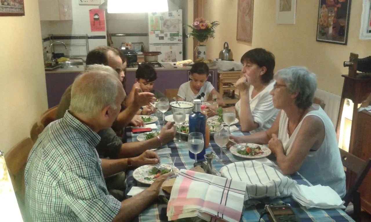 Sopar intercultural entre diferents famílies. Font: SOS Racisme