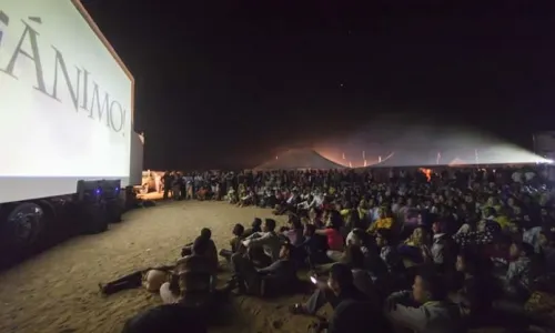 Projecció d'una pel·lícula al desert. Font: Fisahara 